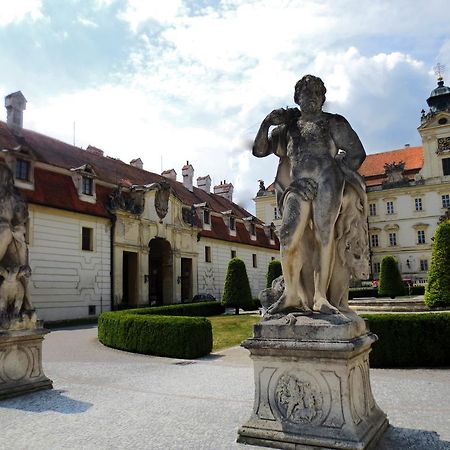 Hotel Hubertus Valtice Exteriör bild