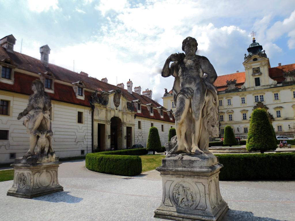 Hotel Hubertus Valtice Exteriör bild