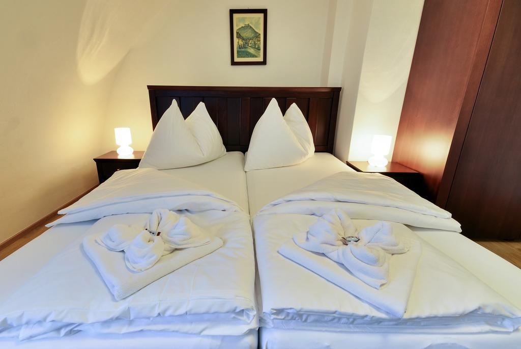 Hotel Hubertus Valtice Exteriör bild